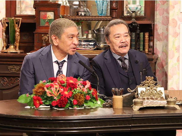 【写真を見る】報道陣の質問に答える新局長の松本人志さんと西田敏行さん