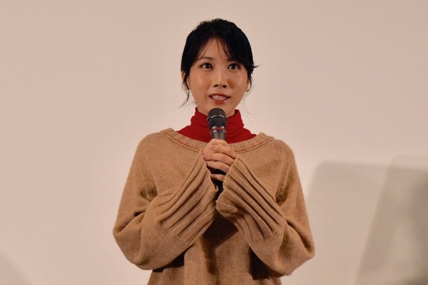 【写真を見る】地元・大阪で舞台挨拶をする松本穂香。本作では東京で懸命に生活を始める少女・澪を演じる