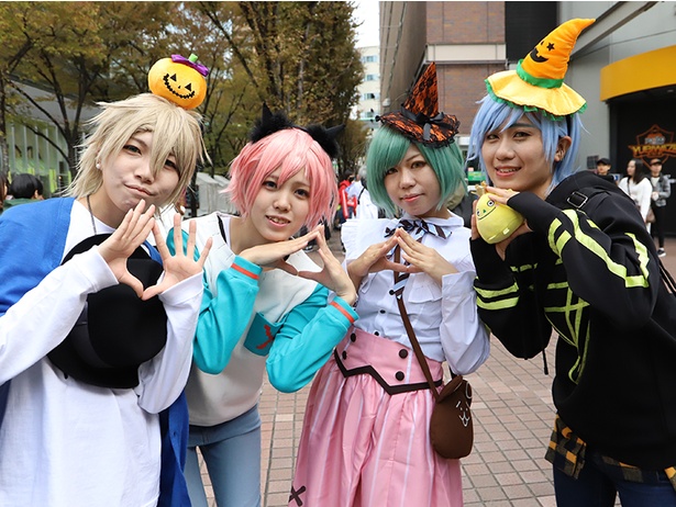 大阪・茶屋町にコスプレイヤー集結