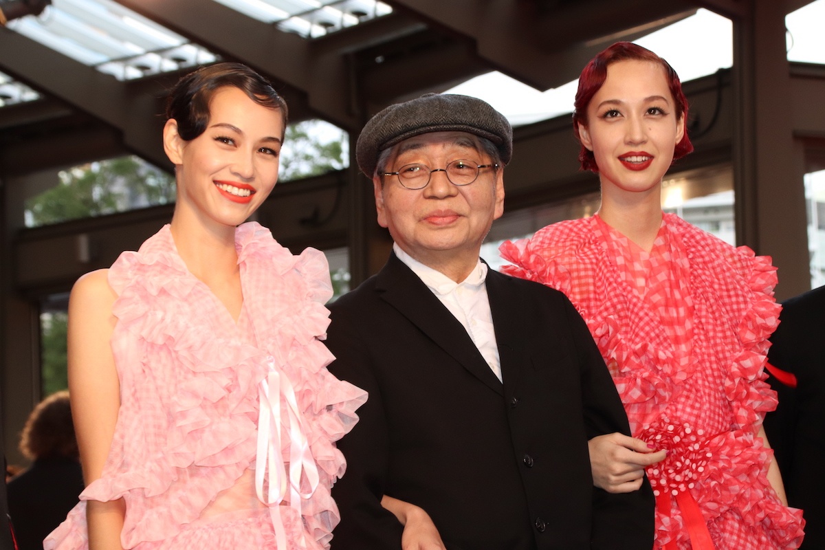細野晴臣、両手に花!水原希子、水原佑果が姉妹がそろって登場