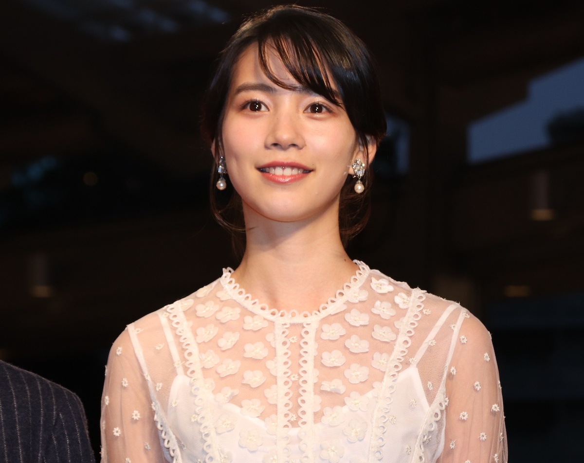 のん、花が散りばめられたドレスがキュート