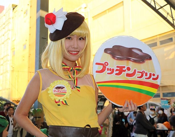 衣装にレースを縫い付け、ちょっぴりセクシーに
