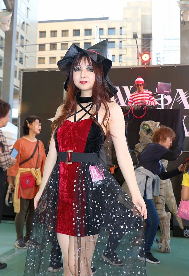 魔女に扮した来場者