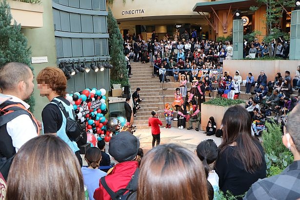 仮装コンテスト「ハロウィン・アワード」の会場前