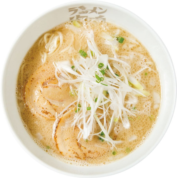 豚骨と魚介の旨味を凝縮したあっさりスープは柔らかい口当たり。「魚介とんこつラーメン」(720円) / ラーメン海鳴 中洲店