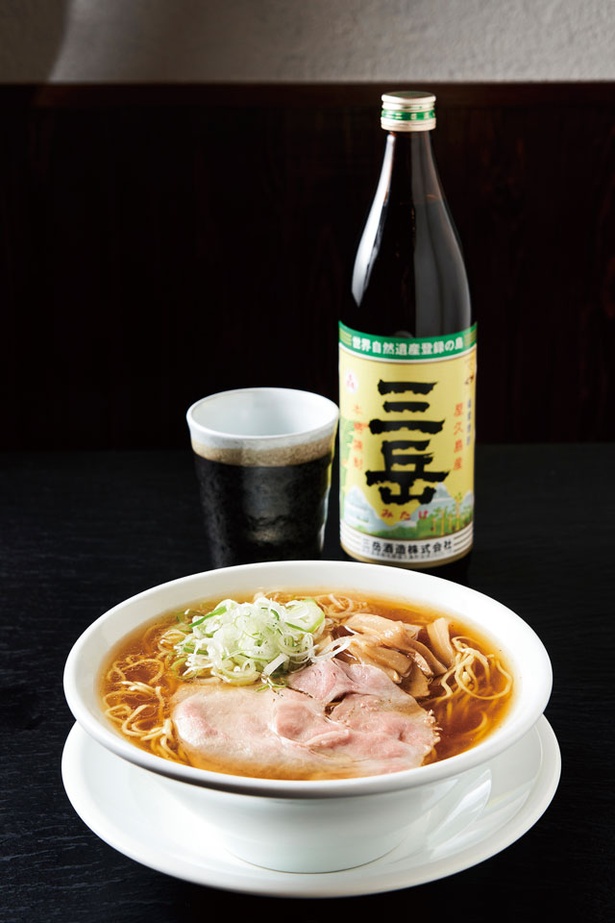 【写真を見る】コク深く、あっさりとした味わい。「醤油拉麺」(850円) / 中洲きりん