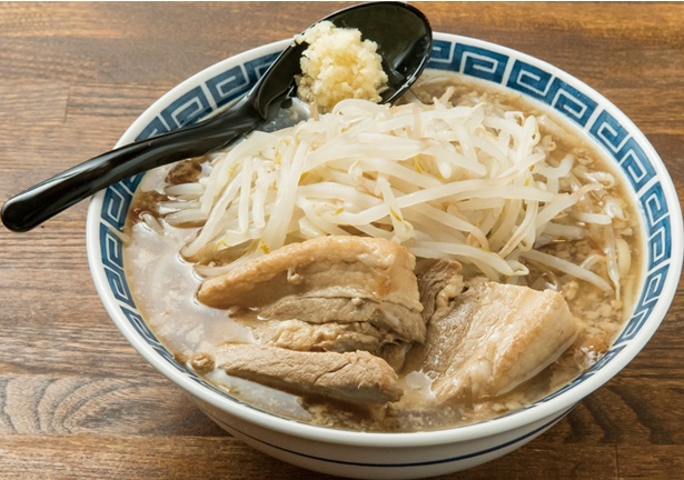 背脂が浮くほど濃厚なこってりスープや、肉厚チャーシューなども特徴。「小ラーメン」(650円) / ラーメンだるま 小倉店