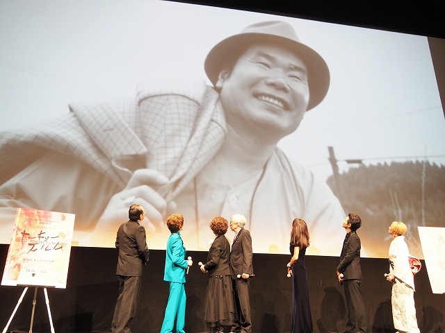 寅さんこと渥美清の写真をバックに、懐かしむ監督&キャスト陣