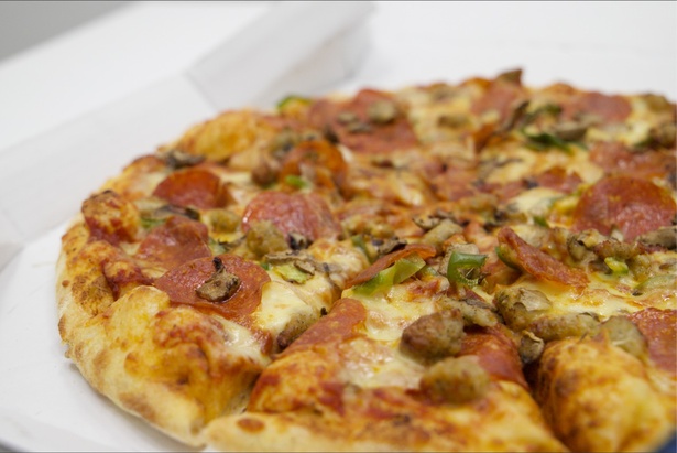 トッピングするピザはどれでもOK。注文時に追加料金0円（無料）でトッピングすることができる。