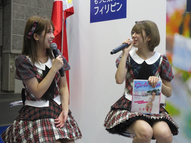 AKB48の篠崎彩奈(左)・大西桃香(右)