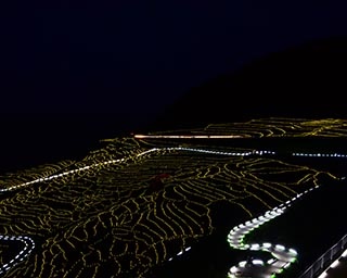 エコなイルミが千枚田に広がる「輪島・白米千枚田あぜのきらめき」が石川県で開催中