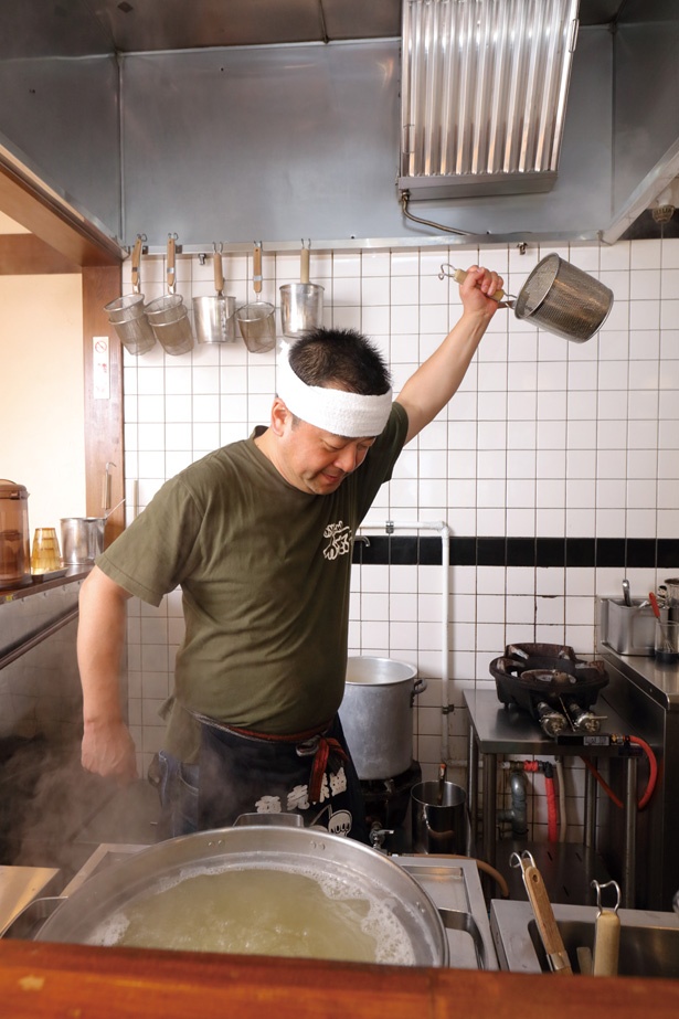 店主の固本旭さんは常に美味しい麺作りを探求