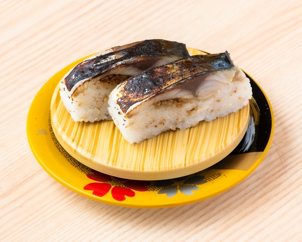 【写真を見る】炙り鯖の押し寿司は必食！焦げた皮が香ばしく、脂のおいしさも引き出している