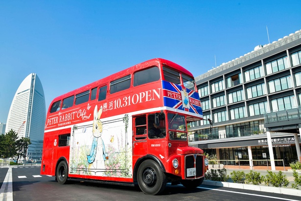 赤い外装が目をひくロンドンバスには大きなピーターラビットのアートが！※ロンドンバスの停車位置は演出によるもので、通常時に停車することは不可