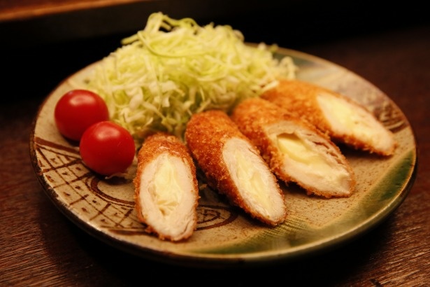 【写真を見る】おいしそう!マスターが作ったささみチキンカツ
