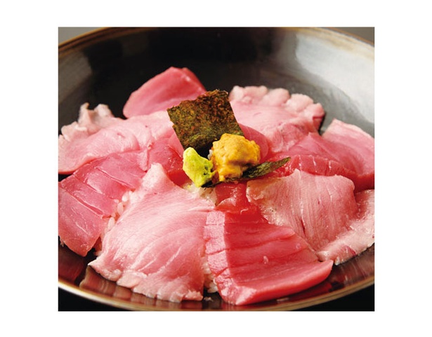 i+Land nagasaki 長崎伊王島島風の湯 / 一面ガラス張りの開放的な店内で食事ができる「レストランうららか」。ランチは「上五島産マグロ丼」(2255円)などが好評