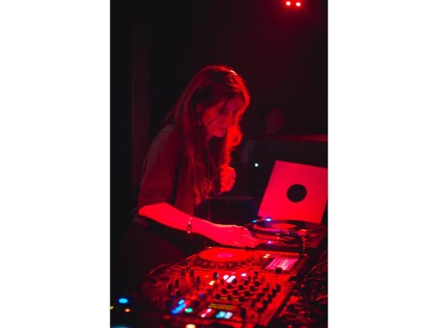 無音空間の中、ヘッドフォンから流れるDJミュージックを聴きながら踊るヨーロッパ発の最新音楽イベント「サイレントディスコ」※画像はイメージ