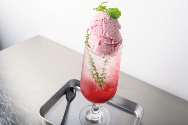 ラズベリーのさわやかな酸味とクリーミーな豆乳アイスがマッチするSeason Cream Soda(900円)/CAFE attmos