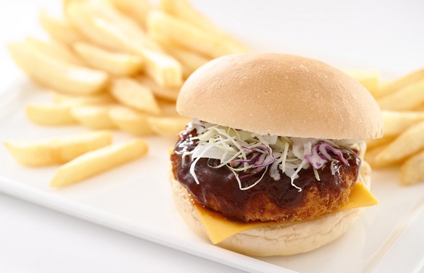 かにクリームコロッケをデミグラスソースとともにはさんだ「グラタンコロッケバーガーセット」(ポテト、ドリンクバー付 税込 1480円) / ブリック・ハウス・バーガー※画像はイメージ