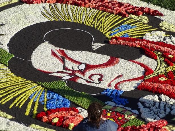 近年は海外で歌舞伎絵を花で再現する「花歌舞伎」の創作活動を積極的に行っている