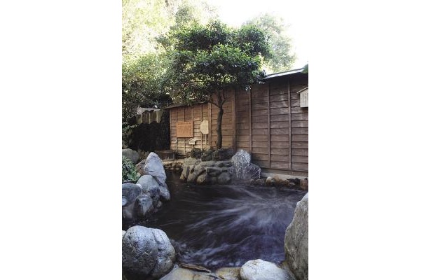 深大寺温泉ゆかり／風水露天風呂は風水を用い、開運エネルギーが湯に溜まるよう設計されている