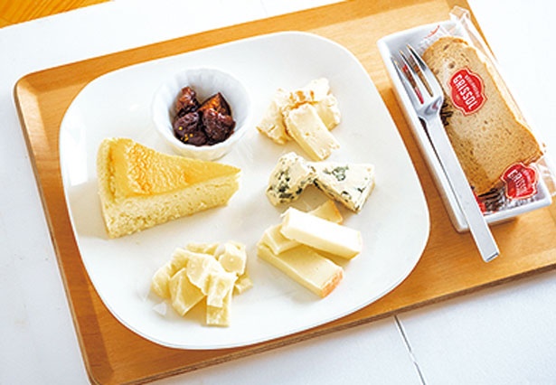 本日のチーズ4種とチーズケーキ1種を盛り合わせたチーズプレート(1320円)/フロマージェリーアルモニー