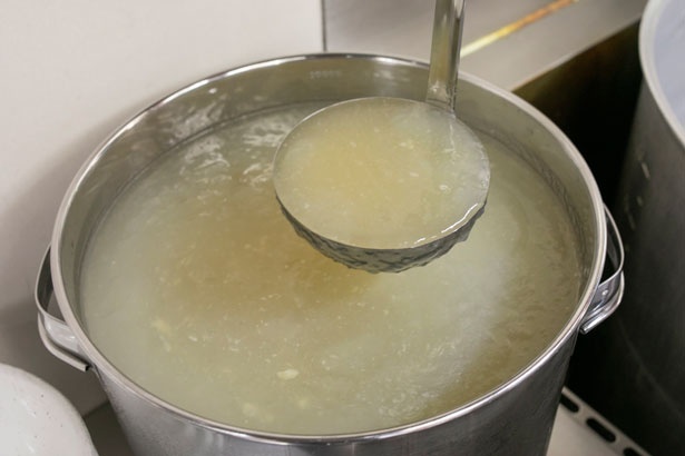 水からジワジワ温度を上げ、約8時間かけてたく鶏清湯スープ/中華そば うえまち