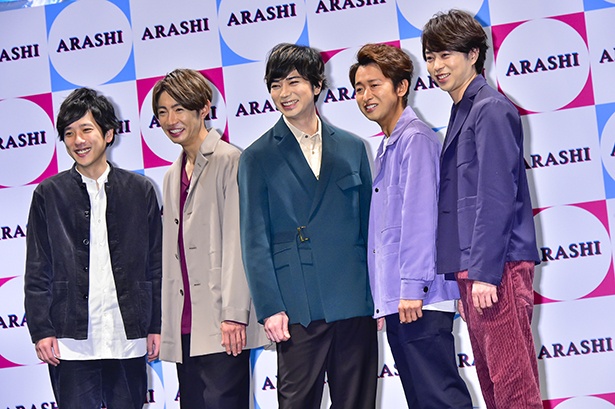 【写真を見る】笑顔の5人。写真左から二宮和也、相葉雅紀、松本潤、大野智、櫻井翔