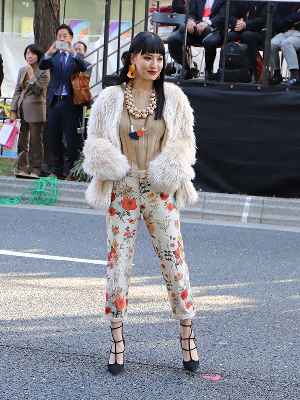 藤井夏恋さんがファッションショーに登場