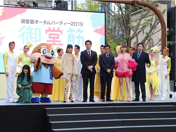 藤井夏恋さん、emmaさんらで記念撮影