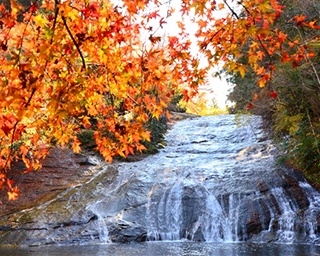滝の名所に絶品グルメも！千葉・南房総の大自然が織りなす紅葉でパワーチャージ