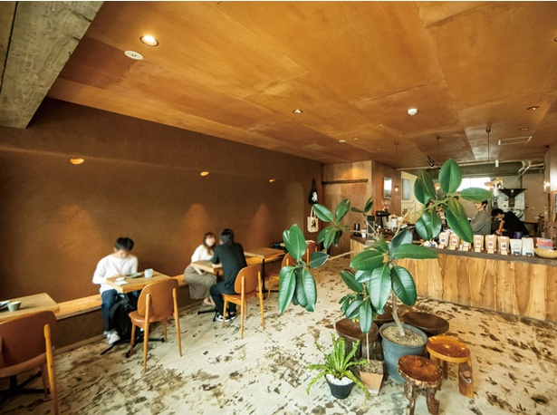 COFFEE COUNTY Kurume / 1FがCOUNTYのカフェスペース。「マツノブデリ」のスイーツのイートインも可。コーヒー豆購入で、ドリンク1杯サービスもある
