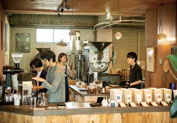 COFFEE COUNTY Kurume / カウンター奥がロースタリーになっており、タイミングによっては焙煎をする様子が見られる