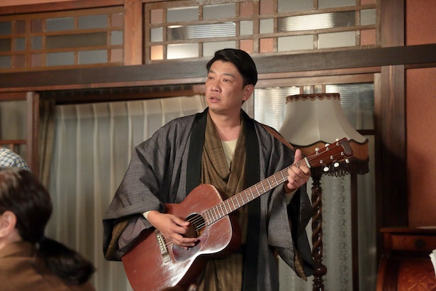 木本武宏演じる田中雄太郎はギターを披露※写真は「スカーレット」より