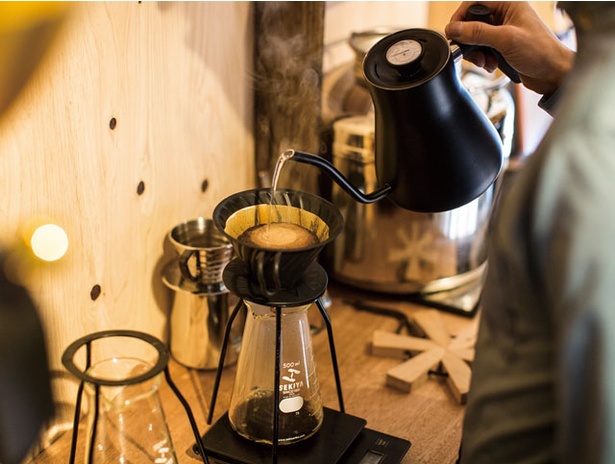 森とコーヒー。 / 豆購入者にはドリップコーヒーを1杯サービス。テイクアウトのほか、ウッドチップが敷かれた屋外席で飲むこともできる