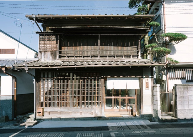 珈琲 山口 / 城下町のたたずまいが残る町並みに溶け込んだ外観