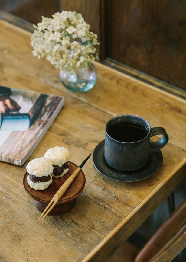 【写真を見る】With Coffee / 「ブラックコーヒー」(500円・税込)と「あんバタースコーン」(180円・税込)。コーヒーのお代わりは200円引き