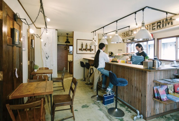 With Coffee / クラフト感が漂う店内