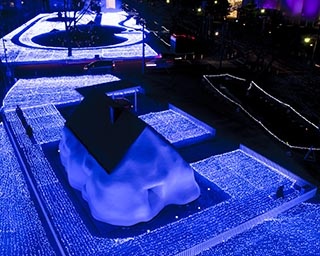青く輝く光の絨毯とアートの世界！青森県で「アーツ・トワダ ウィンターイルミネーション」開催