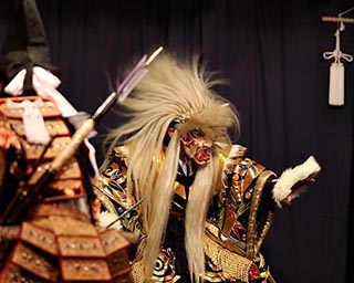 荘厳な伝統芸能を鑑賞できる「浜田の夜神楽定期公演」が島根県の三宮神社で開催中