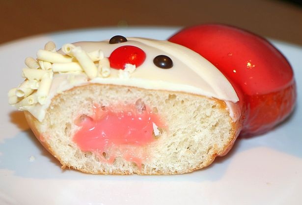 サンタの中身にはストロベリーチーズケーキ味のクリームが