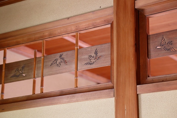 離座敷の欄間には母方の家紋である竹と雀があしらわれている