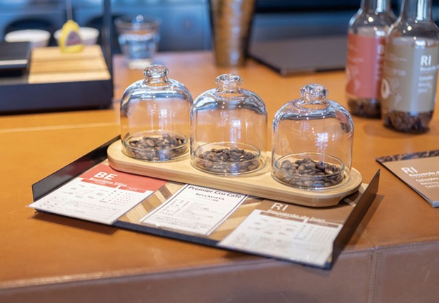 Mi Cafeto 六本松店 / 席に着くと本日のコーヒーなど3種類のサンプル豆が運ばれ、その香りを嗅いで好みのコーヒーを選ぶことも
