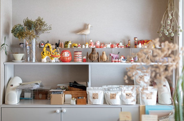 そふ珈琲 / 店内には吉田さんが集めた民芸品や郷土玩具が飾られる