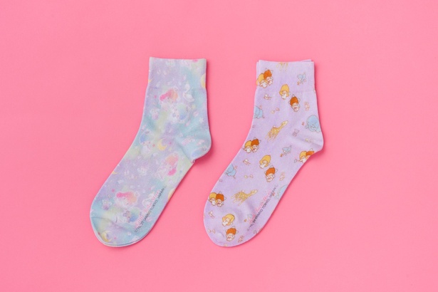 Tabio｜メルヘンプリントソックス(左) レトロプリントソックス(右) (各2400円)