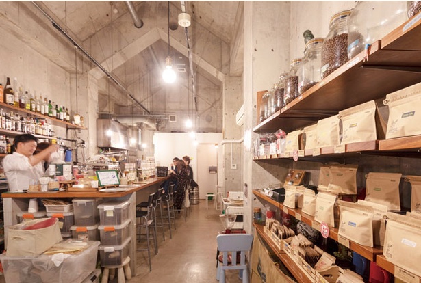美松コーヒー本店 / 外観は三角屋根が目印。中は天井が高くコンクリート打放しでスタイリッシュ　