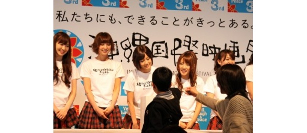 募金活動に参加した前田敦子ほかAKB48のメンバー