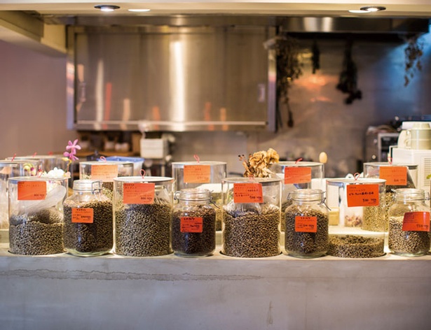 IENA COFFEE 警固店 / 焙煎前の生豆がカウンターにずらりと並ぶ。ブレンド、シングルオリジン共に焙煎度を指定できるが、基本、豆ごとにおすすめの焙煎度を設定している