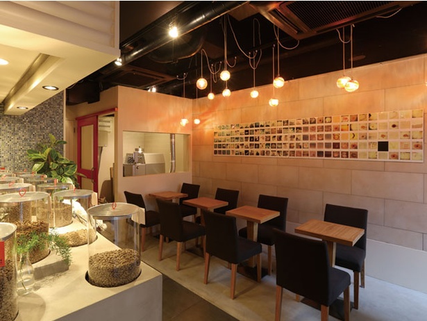 IENA COFFEE 警固店 / 焙煎を待つ間によく利用されるカフェスペース