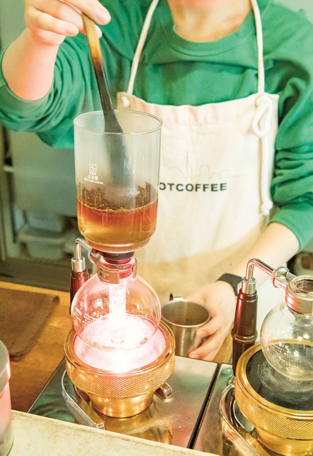 SHIROUZU COFFEE ROASTER 警固店 / 理科の実験のような抽出過程が楽しいサイフォンコーヒー